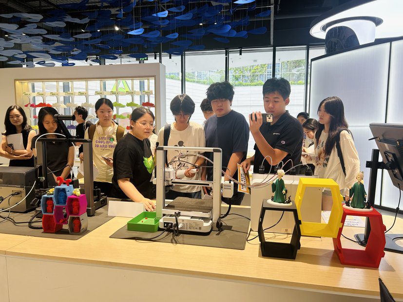 精英知了学生参访 3D 打印工坊