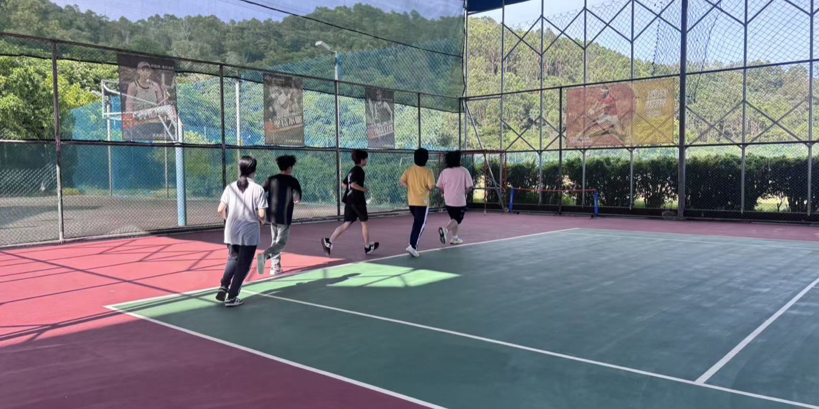 精英知了学生体育课球场跑步热身
