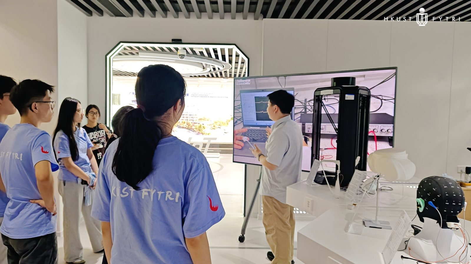 精英知了学生参访香港科技大学实验室
